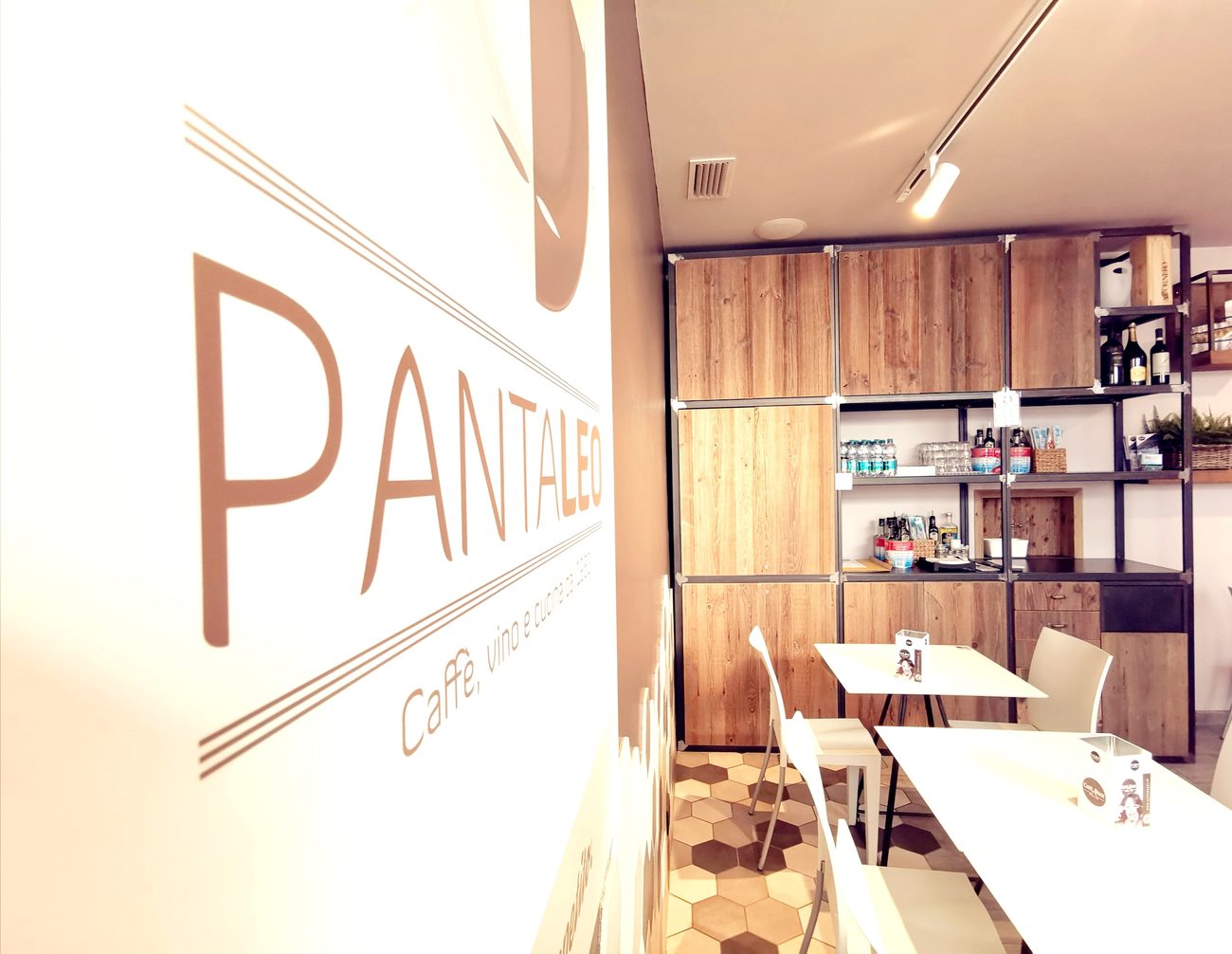 La sala del Pantaleo con la scritta a muro, il pavimento a esagoni e gli arredi su misura