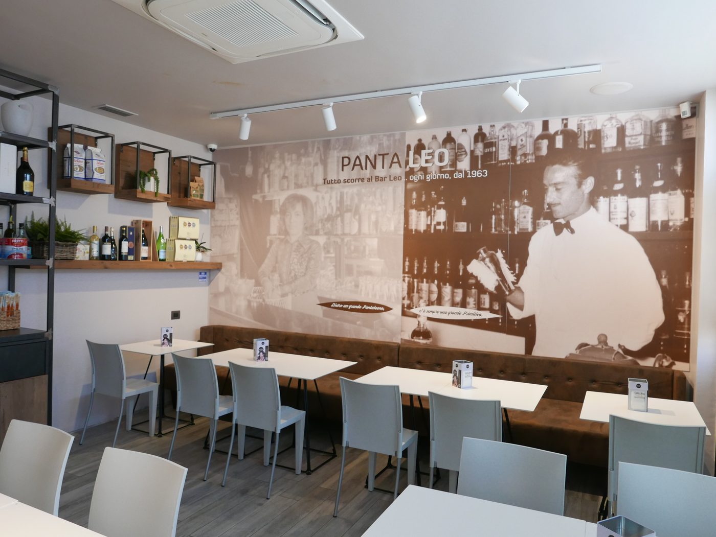 La parete storica del Pantaleo con le foto d'epoca dei fondatori Leo e Iva e la scritta «Tutto scorre al Bar Leo, dal 1963»